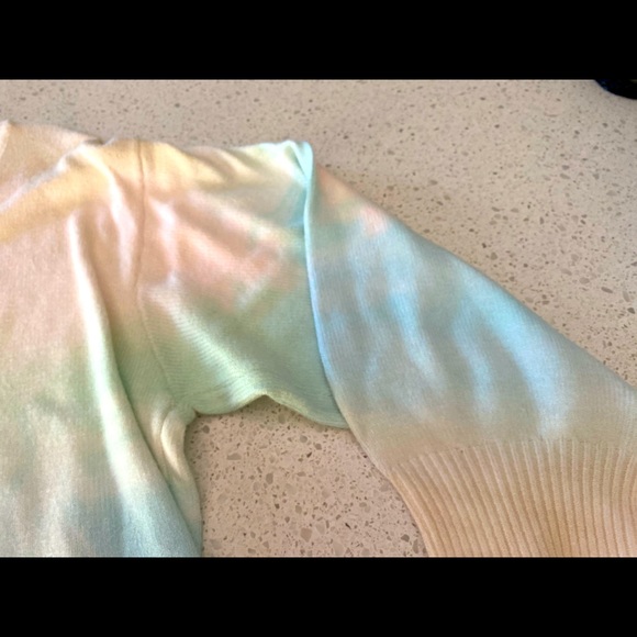 FATEs SIGNATURE LARGE SLEEVES SWEATER NWOT NEVER WORN M very soft - Picture 7 of 7